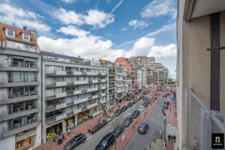 Prachtig gerenoveerd appartement gelegen aan de zonnige zijde van de Lippenslaan, nabij het Van Bunnenplein. INDELING: bij het binnenkomen vindt u...