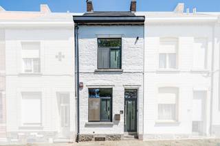 Charmante maison rénovée 3 chambres à Lessines.<br /><br />Située à Lessines, cette agréable maison 2 façades en excellent état vous séduira par ses espaces de vie lumineux et son aménagement fonctionnel. Développant environ 125 m² habitables, elle constitue une opportunité idéale pour une famille, un jeune couple ou un investisseur.<br /><br />Dès l’entrée, vous découvrirez un vaste séjour ouvert de plus de 32 m², prolongé par une spacieuse cuisine équipée de près de 25 m² avec îlot central et accès direct à la terrasse. Cet espace convivial est parfait pour partager des moments en famille ou entre amis.<br /><br />Le premier étage accueille une belle chambre de 15 m² ainsi qu’une grande salle de bains comprenant une baignoire, une douche italienne et un meuble lavabo.<br /><br />Au deuxième étage, deux chambres supplémentaires de 13 m² et 18 m² offrent de nombreuses possibilités d’aménagement selon vos besoins.<br /><br />À l’extérieur, vous profiterez d’une agréable terrasse orientée à l’ouest, idéale pour les fins de journée ensoleillées. Une cave complète également le bien.<br /><br />Côté technique, la maison dispose de châssis double vitrage, d’un chauffage central au gaz de ville et une installation électrique est conforme.<br /><br />Sa situation est un véritable atout : proche des écoles, des commerces, des transports en commun et de la gare, elle vous permettra de bénéficier de toutes les commodités à proximité.<br /><br />Le PEB est classé B : (n°20260417032825).<br /><br />Faire offre à partir de 225.000 €<br /><br />Pour plus d’informations ou pour organiser une visite, contactez Sarah Carbonnelle au 0479 92 08 33 ou par e-mail à sarah.carbonnelle@weinvest.be (IPI 514464).