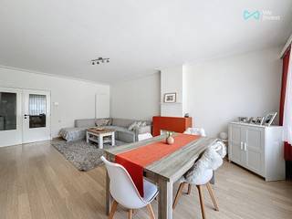 <p><span>In een kleinschalig en goed onderhouden gebouw met lage gemeenschappelijke kosten, bieden wij dit lichtrijke en energiezuinige appartement aan. Ideaal voor starters, koppels of investeerders.<br /><br /><strong>Indeling en kenmerken:</strong></span></p>
<ul>
<li><span>Ruime woonkamer met veel lichtinval</span></li>
<li><span>2 grote slaapkamers</span></li>
<li><span>Volledige parketvloer in leefruimte en slaapkamers</span></li>
<li><span>Recente, volledig uitgeruste keuken (gasfornuis, ingebouwde ijskast, vaatwasser, oven, …)</span></li>
<li><span>Klein terras aan de achterzijde, toegankelijk via de slaapkamer</span></li>
<li><span>Badkamer met douche, lavabomeubel en aansluiting voor wasmachine</span></li>
<li><span>Afzonderlijk toilet</span></li>
<li><span>Ruime inkomhal</span></li>
<li><span>Kelderberging inbegrepen</span></li>
<li><span>Individuele condensatieketel (energiezuinig)</span></li>
<li><span>EPC-label A</span></li>
</ul>
<p><span><strong>Ligging:</strong><br />Gelegen in een rustige straat in Wilrijk, dichtbij winkels, openbaar vervoer en belangrijke invalswegen. Een uitstekende locatie met vlotte verbindingen naar zowel centrum als autosnelwegen.<br /><br /></span><span>Garagebox voorzien van automatische poort en elektriciteit verplicht bij aan te kopen: € 25.000<br /><br /></span><span>Interesse? Plan snel uw bezoek!</span></p>