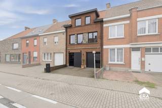 <p>Deze woning onderging in 2025 een totaalrenovatie en is volledig future proof afgewerkt. Denk aan een EPC A, asbestvrij attest (nieuw dak!), conforme elektriciteit, warmtepomp, vloerverwarming en een doordachte, energiezuinige totaalafwerking. Ook op vlak van comfort zit u hier helemaal goed: de warmtepomp kan via de vloer tot ongeveer 2 graden koelen, terwijl het ventilatiesysteem op warme dagen ook koele lucht kan inblazen. &#127807;❄️</p>
<p>Binnenin valt meteen het enorme ruimtegevoel op. De open leefruimte en keuken baden in het licht dankzij de grote raampartijen en de lichtkoepel, wat zorgt voor een bijzonder aangename en luchtige sfeer. De woning werd bovendien afgewerkt met hoogwaardige materialen, waaronder een stijlvolle vloer van Liquidfloors, parket boven, terras in natuursteen... die het geheel een strakke en exclusieve uitstraling geven. ✨</p>
<p>Praktisch werd aan alles gedacht: voorzieningen voor een laadpaal, een regenwaterput van 5.000 liter, en er is zelfs een pakjesbox voorzien, ideaal voor veilige leveringen.&#128167;&#128230;</p>
<p>De indeling biedt vandaag al veel woonkwaliteit, met onder meer een ruime leefruimte, open keuken, slaapkamers en badkamer, terwijl de bovenverdieping nog extra potentieel biedt. Deze verdieping is volgens plan voorzien voor een master bedroom, extra badkamer en dressing, maar dient nog verder afgewerkt te worden naar eigen smaak en behoefte - een mooie kans om hier uw persoonlijke toets aan te geven. &#128719;️&#128705;<br />De zuidwest gerichte tuin en gezellig terras maken het zomergevoel hier compleet! ☀️<br /><br />Er wordt een <strong>bezoekdag</strong> georganiseerd op <strong>zaterdag 27 juni</strong> - contacteer uw ERA-makelaar om een bezoek in te plannen &#129309;<br /><br />De prijs betreft een <strong>instelprijs</strong>. Elk bod boven de instelprijs wordt in overweging genomen door de eigenaar.</p>