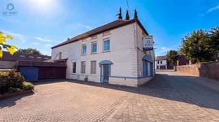 <h2><span>RUIME KARAKTERWONING MET VEEL POTENTIEEL IN GERAARDSBERGEN</span></h2><p><span>Ruime en karaktervolle woning in het centrum van Geraardsbergen, met </span><span>319 m² woonoppervlakte</span><span> op een perceel van </span><span>460 m²</span><span>.</span></p><p><span>De woning beschikt over </span><span>4 slaapkamers, 1 badkamer</span><span>, meerdere leef- en polyvalente ruimtes en een ruime zolder met zichtbare balkenstructuur. Dankzij de royale indeling zijn er tal van mogelijkheden voor renovatie en personalisatie.</span></p><p><span>De authentieke </span><span>trapgevel en witte gevel met blauwe accenten</span><span> geven de woning een bijzondere uitstraling. Daarnaast beschikt het pand over een terras, tuin en parkeergelegenheid.</span></p><p><span>Troeven:</span></p><ul><li><span>319 m² woonoppervlakte</span></li><li><span>Perceel van 460 m²</span></li><li><span>4 slaapkamers</span></li><li><span>Ruime leefruimtes en zolder</span></li><li><span>Terras en tuin</span></li><li><span>Centrale ligging in Geraardsbergen</span></li><li><span>CV op aardgas</span></li><li><span>Airco/warmtepompen</span></li><li><span>EPC-label C geen renovatieplicht</span></li></ul><p><span>Een ideale woning voor wie op zoek is naar </span><span>ruimte, karakter en mogelijkheden</span><span> en graag een woning naar eigen smaak wil renoveren.</span></p><p><span>Interesse?</span><span> Reageer op deze advertentie en wij nemen telefonisch contact met u op om een bezoek in te plannen.</span></p>