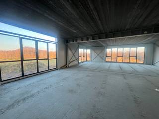 <p></p>
<p><strong>Nieuwbouwproject te Genk - BEDRIJVENPARK KOMPELLAAN<br /></strong>Bedrijvenpark Kompellaan: 21 moderne KMO-units langsheen de Kompellaan in Genk. Dit complex biedt kleine en middelgrote ondernemingen de perfecte plek om te starten, groeien en te innoveren. De unit 16 heeft een totaaloppervlakte van 752m² en beschikt over parkeerplaatsen. De unit wordt casco opgeleverd. Oplevering voorzien uiterlijk 31/12/2025.<br /><br /><strong>KMO-Unit 16<br /></strong>- oppervlakte: 240m² gelijkvloers &amp; 294m² 1e verdieping &amp; 218m² 2e verdieping (71m² terras)<br />- staalstructuur met geïsoleerde wanden en dak<br />- sectionaalpoort 4mbr x 4,2m<br />- privatieve parkeerplaatsen<br />-lift<br /><br />Voor meer info 011/39 90 50 of info@jansenrealestate.be</p>