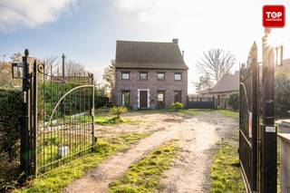 In een groene en rustige omgeving staat deze statige alleenstaande woning op een royaal perceel van 1591 m², volledig omheind en voorzien van...