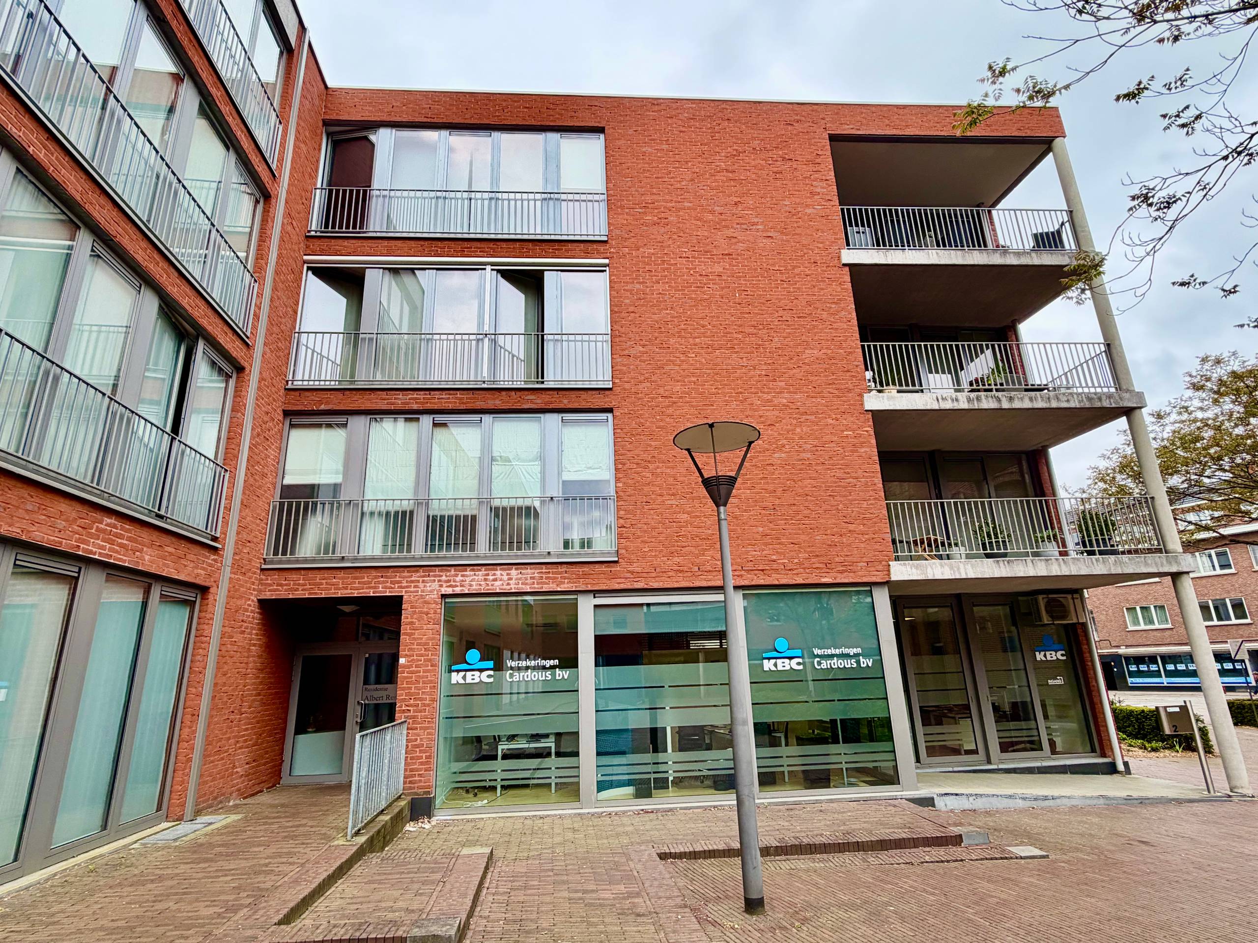 Genk-centrum, Oude Markt 4 bus 11: Ruim en energiezuinig appartement (133 m²) met 2 slaapkamers, overdekt terras en dubbele autostaanplaats. - foto 3
