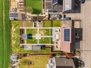 Exclusieve en energiezuinige woning met 3 slaapkamers, ruime parkeermogelijkheden en een prachtig aangelegde zuidgerichte tuin met open zicht!...