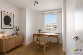 <p><span>Instap klaar appartement (74 m²) met 2 slaapkamers in Deurne.</span></p><p><span> </span></p><p><span>Op een centrale locatie met openbaar vervoer, (lokale) winkels en scholen op wandelafstand treffen we dit betaalbaar appartement met veel potentieel. Met de auto bereik je de snelweg in slechts enkele minuten. Liever de fiets? Je kan hier gemakkelijk gebruik maken van het velo-deelsysteem.</span></p><p><span> </span></p><p><span>Het appartement bevindt zich op de eerste verdieping van een hoekgebouw van 3 hoog. Een groot pluspunt: </span><span>er zijn geen maandelijkse vaste kosten</span><span>. Het water wordt jaarlijks evenredig verdeeld onder de bewoners en de </span><span>verwarming is individueel op gas</span><span>. Je komt binnen in de ruime leefruimte met open keukenhoek – samen goed voor </span><span>45 m²</span><span> aan comfortabele woonruimte. De badkamer (4 m²) is uitgerust met een douchecabine, toilet en lavabomeubel. De twee slaapkamers van </span><span>13 m²</span><span> en </span><span>9 m² </span><span>staan met elkaar in verbinding en kunnen flexibel worden ingericht. Daarnaast beschikt het appartement nog een praktische berging met plek voor een wasmachine.</span></p><p><span> </span></p><p><span>Ben je op zoek naar een betaalbaar appartement met mogelijkheden? Mis deze kans niet!</span></p><p><span> </span></p><p><span>Bewoonbare opp. 74 m² ref.: bruto vloeropp. EPC. Voor meer info of een gratis schatting surf naar www.hansimmo.be</span></p><p><span> </span></p>