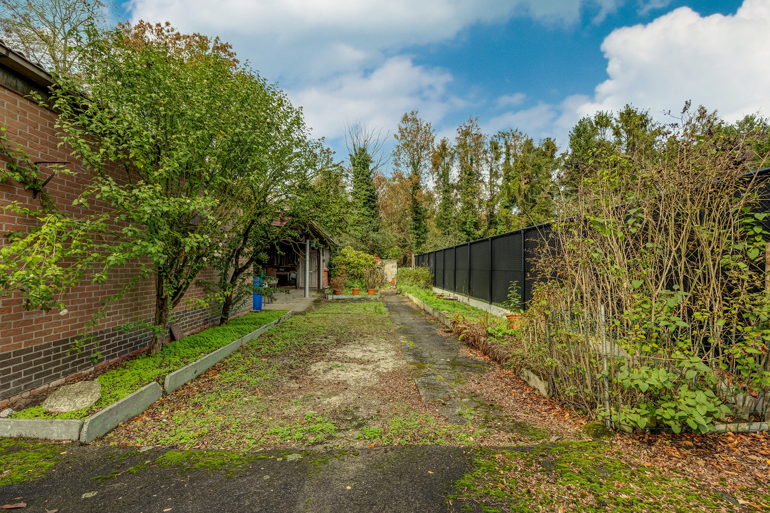 Halfopen woning op 575 m² met garage, carport en diepe tuin – te renoveren - foto 2