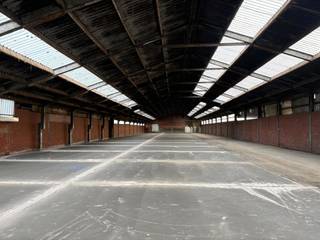 Op een vlot bereikbare locatie in Ruddervoorde bevindt zich deze ruime opslagloods van ca. 1.440 m². De loods is ideaal voor opslag, logistiek of lichte bedrijvigheid en is makkelijk toegankelijk voor vrachtwagens. De loods is onmiddellijk beschikbaar. <br /><br />Kenmerken:<br />- Totale oppervlakte: ca. 1.440 m²<br />- Gunstige ligging nabij belangrijke invalswegen en de E403<br />- Sectionaalpoort voor gemakkelijke toegang<br />- Goede bereikbaarheid voor zwaar vervoer<br />- Betonvloer en voldoende vrije hoogte<br />- Ruime manoeuvreerruimte op het terrein<br /><br />Bestemming: opslag of lichte industriële activiteiten (in overleg met de eigenaar).<br /><br />Voor meer info contacteer Simon via +32 498 12 37 08 of via simon@vicusvastgoed.be