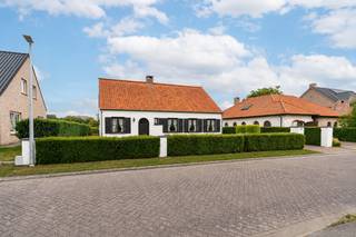 <p>In deze kindvriendelijke doodlopende straat te Engakkers 27 in Tielen, bevindt zich deze charmante woning met tal van mogelijkheden.</p>
<p>Deze charmante woning werd opgetrokken in 1997 en beschikt over een royale bewoonbare oppervlakte van 225 m². <br />Ze bevindt zich in uitstekende, instapklare staat en werd steeds met zorg onderhouden. Een ruim polyvalent bijgebouw vervolledigt het geheel.</p>
<p>De woning biedt een stevige basis met veel mogelijkheden. <br />De leefruimte, bestaande uit een woonkamer en eetkamer, is aangenaam en lichtrijk en vormt het hart van de woning. <br />Voor diegene die het iets lichter willen, de houten balken zijn een decoratief element 😊 <br />Aansluitend bevindt zich de keuken met een mooi zicht op het omliggende groen.</p>
<p>Het gelijkvloers kent een zeer praktische indeling, met een badkamer, slaapkamer, wasplaats, bureauruimte en verandapartij.<br />De eerste verdieping beschikt opnieuw over extra slaapkamers. Deze biedt tal van mogelijkheden tot herinrichting en optimalisatie, volledig afgestemd op jouw woonwensen.</p>
<p>Het perceel omvat een mooie 1.000m² — een absolute troef voor wie op zoek is naar ruimte en vrijheid.</p>
<p>Dankzij de aangename oriëntatie geniet je hier van een aangename lichtinval en mooie zonmomenten. <br />De ligging is centraal, maar garandeert rust en privacy, zonder in te boeten op bereikbaarheid. <br />Winkels, scholen en openbaar vervoer bevinden zich op wandelafstand, en omliggende gemeenten + station zijn vlot bereikbaar.</p>
<p>Kortom, deze instapklare woning is een unieke opportuniteit voor wie droomt van kindvriendelijk wonen met karakter. <br />Met de juiste visie en aanpak kan deze eigendom uitgroeien tot een uitzonderlijke thuis in een groene, rustige omgeving.<br /><br /></p>