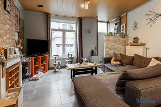 Op een boogscheut van het kloppend hart van de stad treft u deze goed bereikbare stadwoning. De woning onderging op het gelijkvloers reeds een grondige renovatie in 2015-18. Zo werden er nieuwe aan- en afvoerleidingen, centrale verwarming, dubbel glas / pvc, elektriciteit, keuken, badkamer… geplaatst.<br /><br />Bestaande uit een afgeschermde inkom die toegang geeft tot de leefruimte van +/- 40 m² voorzien van hoge plafonds. Het gelijkvloers geniet van een open structuur tussen woonkamer en keuken. Achterbouw werd tevens grondig gerenoveerd en is voorzien van ingerichte keuken, badkamer met inloopdouche en toilet.<br /><br />Op het verdiep treffen we 3 slaapkamers en open bureau/dressing. Deze dienen verder onder handen genomen te worden.<br /><br />De stadstuin beschikt over een ruim terras en groengedeelte.<br /><br />Gunstig KI van 466 EURO! Voor de snelle beslissers!<br /><br />Mogelijkheid tot aankoop aan 2 % verkooprechten (mogelijkheid tot extra rechtenvermindering van 1.867,00 euro), te verbouwen aan 6 % BTW!<br /><br />Stedenbouwkundige inlichtingen: in aanvraag.<br /><br />Meer info of een bezoek? Contacteer Vastima.