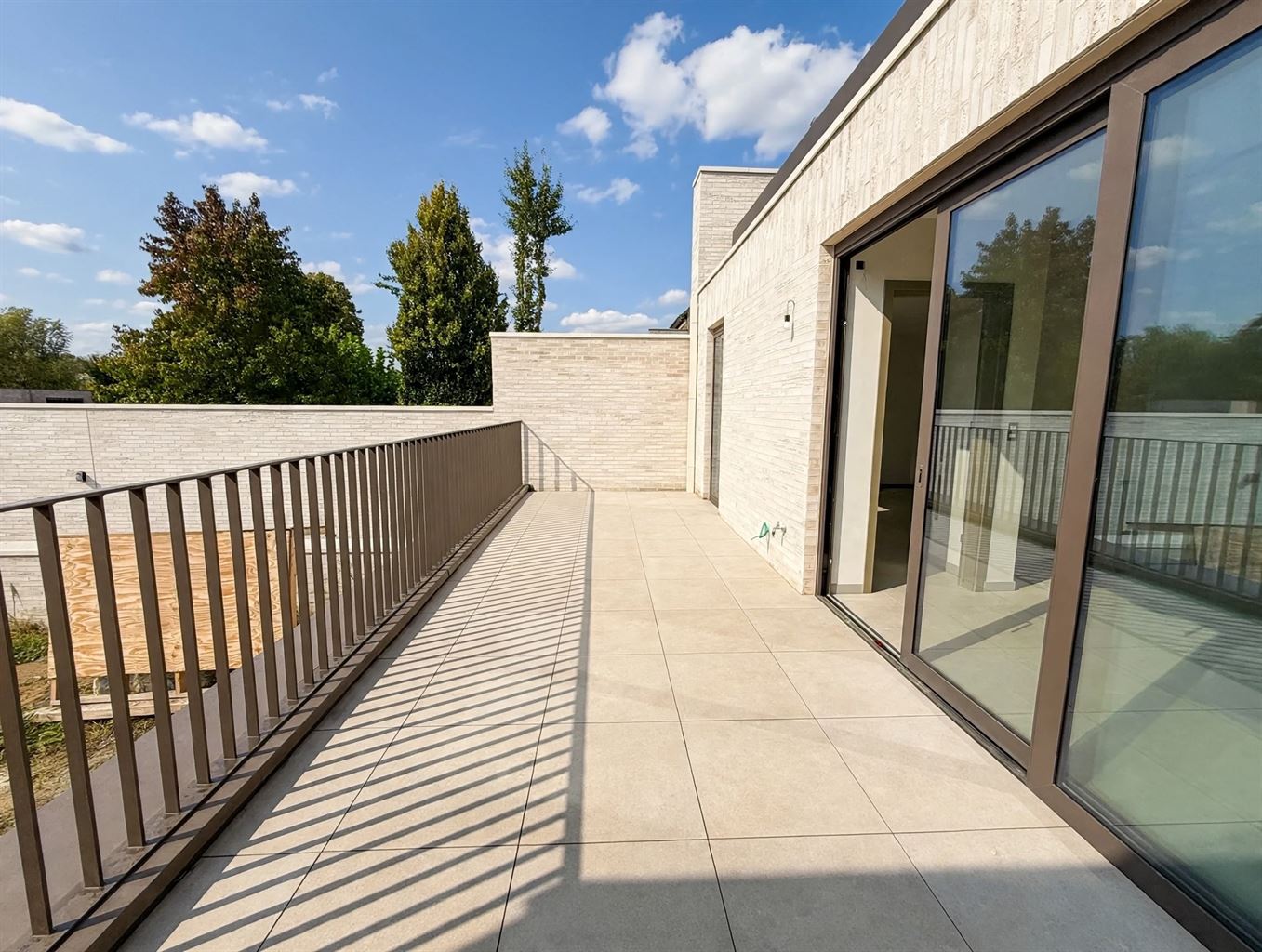 Gelijkvloers, energiezuinig BEN-appartement met 1 slaapkamer, ruim zuidgericht terras, private tuin en ondergrondse autostaanplaats in hartje Maaseik. - foto 4