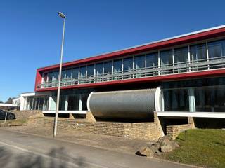 Dit moderne kantoorgebouw met eigentijdse architectuur is gelegen op een strategische locatie in Dilbeek / Groot-Bijgaarden, vlak naast de E40 en...