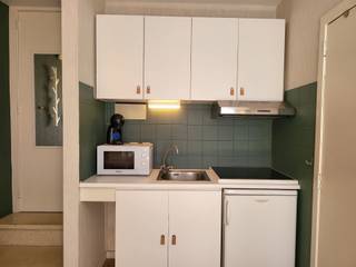 <p><span>Gezellig ingericht en gunstig gelegen investeringspand vlak aan de zeedijk en de winkelstraten van Blankenberge.</span></p><p><span>Deze zonnige studio is gelegen op de eerste verdieping, op de achterkant, van een kleinschalige residentie.</span></p><p><span>De leefruimte is afgewerkt met stijlvol meubilair, onderhoudsvriendelijke houten vloer en praktische ingemaakte kasten. </span></p><p><span>Kitchenette met recent geïnstalleerde keukentoestellen. </span></p><p><span>Het slaapgedeelte bestaat uit een 2-persoons boxspring met bergruimte. </span></p><p><span>De badkamer is uitgerust met douche, wc en lavabo met spiegelkasten. </span></p><p><span>Hoogrendementsbeglazing met PVC-profielen. </span></p><p><span>Individuele verwarming op gas in combinatie met een elektrische boiler. </span></p><p><span>Er is een blanco elektrische keuring. </span></p><p><span>Het pand is verhuurd op jaarbasis en beschikt over een conformiteitsattest.  </span></p><p><span>Goed onderhouden residentie met lage algemene kosten. </span></p>