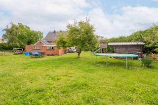 <p>Deze charmante open bebouwing in Heffen is voorzien van een inkomhal met toegang tot de leefruimte en aansluitende de eetkamer. De keuken geeft toegang tot de bergplaats, het toilet en buiten. Op de eerste verdieping zijn 3 ruime slaapkamers, een badkamer met aansluiten een dressing dewelke ook toegang geeft tot de zolderverdieping. De woning is gelegen in een rustige en rustige buurt waar het heerlijk wonen is. U beschikt eveneens over een aangename en grote tuin, perfect om te ontspannen, te spelen of gezellig samen te zijn in alle privacy. Uiteraard ook geschikt voor dierenliefhebbers! Praktisch comfort is gegarandeerd dankzij een verharde oprit en een garage, goed voor voldoende parkeergelegenheid op eigen terrein. Handige uitweg mogelijk via Heffenveldweg. De vlotte verbinding naar belangrijke invalswegen maakt het bovendien eenvoudig om u snel te verplaatsen naar omliggende steden en voorzieningen. Het huidige perceel ondergaat momenteel een opsplitsing, info bij bezoek.</p><p>Stedenbouwkundige info: Gvg - Wg - Gmo - VKr - Gvv</p>