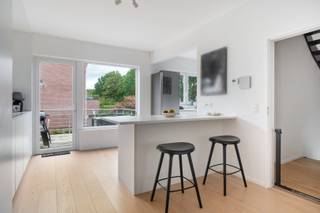 Welkom in deze volledig instapklare woning op een uitzonderlijke ligging aan de rand van het bruisende centrum van Brasschaat. U woont hier in een aangename residentiële omgeving, vlakbij de Golf van Brasschaat en op korte afstand van het Gemeentepark.<br /><br />Winkels, scholen, horeca en andere dagelijkse voorzieningen bevinden zich in de onmiddellijke omgeving. Ook het openbaar vervoer is vlot bereikbaar en dankzij de strategische ligging tussen de Kleine Bareel en Sint-Job bent u snel onderweg richting Antwerpen en omliggende gemeenten. Een ideale combinatie van groen, bereikbaarheid en comfortabel wonen.<br /><br />Indeling van de woning:<br />Op het gelijkvloers betreedt u de woning via een ruime inkomhal met vestiaire en een mooie trap naar de verdiepingen. Achteraan bevindt zich een polyvalente ruimte met toegang tot de tuin, ideaal als bureau, praktijkruimte, hobbykamer of extra leefruimte.<br />Verder beschikt deze verdieping over een ruime garage met technische installaties en een afzonderlijke wasplaats.<br /><br />Eerste verdieping<br />De eerste verdieping vormt het hart van de woning. Via de overloop met apart toilet bereikt u de bijzonder lichtrijke leefruimte, ingericht met een ruime zithoek en eetplaats. De gashaard zorgt voor extra sfeer en gezelligheid.<br />Aansluitend bevindt zich de volledig geïnstalleerde open keuken, vanwaar u een mooi zicht heeft op het terras. Vanuit de keuken heeft u rechtstreeks toegang tot het terras van ca. 10 m². Een buitentrap naar de tuin behoort tot de mogelijkheden, mits de nodige vergunning.<br /><br />Tweede verdieping<br />Op de tweede verdieping bevinden zich vier ruime slaapkamers en een verzorgde badkamer met ligbad, dubbele lavabo en toilet.<br />Dankzij de praktische indeling biedt deze verdieping voldoende ruimte voor een groter gezin, maar ook voor wie extra slaap-, hobby- of werkruimte wenst.<br /><br />Buitenruimte:<br />Achteraan beschikt de woning over een aangename tuin met terras op het gelijkvloers. Daarnaast is er op de eerste verdieping een terras van ca. 10 m² aansluitend aan de leefruimte.<br /><br />Parkeren:<br />De inpandige garage met automatische poort biedt plaats aan één wagen. Op de oprit voor de woning kan een tweede wagen worden geparkeerd.<br /><br />Troeven van de woning<br />•Volledig gerenoveerd in 2017<br />•Vier ruime slaapkamers<br />•Polyvalente kamer, ideaal als bureau of praktijk<br />•Zeer lichtrijke leefruimte met gashaard<br />•Volledig geïnstalleerde open keuken<br />•Tuin én terras aansluitend aan de leefruimte<br />•Energiezuinig A-label<br />•Elektrische installatie conform<br />•12 zonnepanelen<br />•Recente condensatieketel<br />•Airconditioning op de bovenste verdieping<br />•Garage en oprit<br />•Instapklaar én energetisch klaar voor de toekomst<br />•Gegeerde ligging nabij centrum en Golf van Brasschaat<br /><br />Kortom:<br />Deze woning is ideaal voor gezinnen die op zoek zijn naar ruimte, comfort en een uitstekende ligging in Brasschaat. Ook voor wie regelmatig thuiswerkt of een praktijkruimte nodig heeft, biedt de polyvalente kamer op het gelijkvloers een belangrijke meerwaarde.<br />Dankzij de grondige renovatie, het A-label, de zonnepanelen en de recente technische installaties hoeft u hier bovendien geen grote energetische investeringen meer te voorzien. Een instapklare woning die ruimte, licht, bereikbaarheid en energiezuinig wonen perfect combineert.<br /><br />Overtuig uzelf van deze parel tijdens een bezoek ter plaatse.