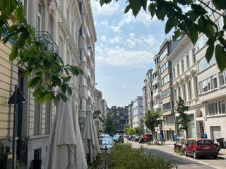 Ontdek dit instapklare appartement met 2 slaapkamers op een toplocatie in de geliefde Bagattenstraat middenin in het levendige hart van Gent...
