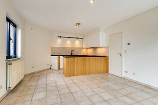 Dit appartement met 2 slaapkamers is gelegen in Kessel-Lo, op slechts enkele minuten rijden / fietsen van Leuven centrum.<br /><br />We komen binnen in de inkomhal met apart gastentoilet en ruimte voor een vestiaire. Verder wandelen we door naar de ruime en lichtrijke woonkamer, die in verbinding staat met de open en volledig geïnstalleerde keuken (enkel de koelkast is niet inbegrepen). Verder vinden we het aangename terras.<br /><br />Het appartement heeft 2 slaapkamers van 11m² en 7m² en een badkamer met douche, enkel lavabo en aansluiting voor wasmachine en droogkast.<br /><br />Bovendien beschikt het appartement over een autostaanplaats.<br /><br />De autostaanplaats dient verplicht bij gehuurd te worden voor 75 euro per maand.<br />De gemeenschappelijke kosten bedragen een provisie van 120 euro per maand.<br />De totale huurprijs inclusief autostaanplaats en gemeenschappelijke kosten bedraagt 995 euro + 75 euro + 120 euro = 1.190 euro per maand.<br /><br />EPC B. Elektriciteit is conform. Verwarming is op aardgas. <br /><br />Alle tellers zijn individueel. <br /><br />Onmiddellijk beschikbaar!<br /><br />Voor verdere vragen of interesse kunt u ons steeds contacteren.