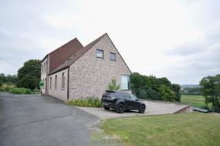 Zeer ruime instapklare woning met prachtig uitzicht. Rustig gelegen in doodlopende straat.Indeling gelijkvloers: inkomhall, toilet, wasruimte, ruime...