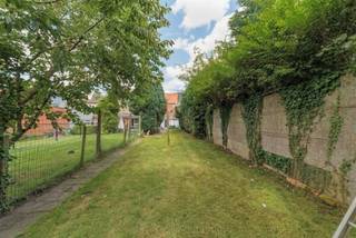 <p><span>Dit </span><span>volledig te renoveren huis</span><span> te koop is gelegen aan de Plezantstraat, op wandelafstand van talloze winkels, voorzieningen voor sport en ontspanning en scholen. Ook het station van Sint-Niklaas en verbindingsbanen richting Stekene en de E17 bevinden zich in de nabije omgeving.</span></p><p><span>Dit huis daterend van </span><span>1936 </span><span>telt heel wat positieve kenmerken waaronder een </span><span>ruime tuin</span><span> én een </span><span>bruikbare vloeroppervlakte</span><span> van </span><span>147m² </span><span>(cfr. EPC). </span></p><p><span>Gelijkvloerse verdieping</span></p><p><span>- inkomhal </span></p><p><span>- woonkamer </span></p><p><span>- eetruimte</span></p><p><span>- keuken </span></p><p><span>- badkamer bestaande uit een toilet, wastafel en douche</span></p><p><span>- fantastische ruime tuin </span></p><p><span>Eerste verdieping</span></p><p><span>- eerste slaapkamer 11.5m² </span></p><p><span>- tweede slaapkamer 17m²</span></p><p><span>Tweede verdieping</span></p><p><span>- derde slaapkamer 35.5m² onder het dak </span></p><p><span>Troeven</span></p><p><span>- centrale ligging in Sint-Niklaas</span></p><p><span>- ruime tuin </span></p><p><span>- drie ruime slaapkamers</span></p><p><span>Dit pand kan onderhevig zijn aan de renovatieverplichting die door de Vlaamse overheid wordt opgelegd voor residentiële gebouwen. Consulteer voor meer informatie de website van het Vlaams Energie- en Klimaatagentschap via </span></p><p><span><span>https://www.vlaanderen.be/veka/energie-en-klimaatbeleid/vlaamse-langetermijnrenovatiestrategie-voor-gebouwen-2050</span></span></p><p><span> </span></p><p><span>Ben jij geïnteresseerd in dit te renoveren huis te koop in centrum Sint-Niklaas, ben je op zoek naar ander vastgoed, een investering of wens je de waarde van jouw eigendom te kennen? Dan ben je bij BOLT immo aan het juiste adres! Wij helpen jou graag verder.</span></p><p><span> </span></p>