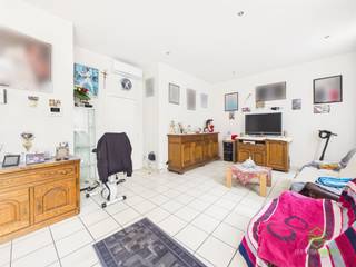 <p><span>In de schaduw van de Sint-Maartenkerk vinden we dit praktisch ingericht appartement op de eerste verdieping van een kleine residentie. </span></p><p><span>Horeca, handelszaken, scholen, vrijetijdsmogelijkheden, … liggen allemaal op wandelafstand. </span></p><p><span>Eveneens is het treinstation te voet zeer gemakkelijk te bereiken en biedt ze een vlotte verbinding richting Hasselt, Leuven en Brussel. </span></p><p><span> </span></p><p><span>Het gebouw werd midden jaren ’90 volledig gestript en heropgebouwd. In de aankomende zomer zal er nog een volledig nieuw dak geplaatst worden waardoor er geen grote toekomstige investeringen meer nodig zullen zijn. Het gebouw beschikt niet over een lift waardoor de gemeenschappelijke kosten ook gevoelig lager zijn. </span></p><p><span> </span></p><p><span>Binnenkomen doen we in de centrale hal vanwaar alle kamers in het appartement toegankelijk zijn. De leefruimte aan de voorzijde geniet van een aangename lichtinval dankzij de grote ramen. Hier vinden we ook een klein terrasje terug. De open keuken is voorzien van alle nodige toestellen en beschikt over een aangrenzende kleine berging. </span></p><p><span>Het slaapgedeelte is voorzien van twee ruime slaapkamers aan de achterkant, een apart toilet en de badkamer. Deze is uitgerust met een ligbad met douchefunctie, de aansluiting voor de wasmachine en een ruim meubel met dubbele lavabo. </span></p><p><span> </span></p><p><span>Het appartement is al sinds januari 2020 verhuurd aan de zittende huurder.</span></p><p><span>Hierdoor leent is het eventueel ook een zeer interessante investering. </span></p><p><span> </span></p><p><span>Pluspunten:</span></p><p><span>- topligging</span></p><p><span>- onmiddellijk huurinkomsten</span></p><p><span>- kleine residentie</span></p><p><span> </span></p><p><span>De vermelde bewoonbare oppervlakte is de netto-oppervlakte van de appartement.</span></p>
