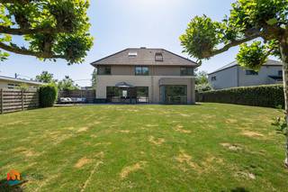 Op een uitstekende locatie in een groene en bijzonder rustige omgeving te Putte bevindt zich deze ruime vrijstaande woning met een bewoonbare oppervlakte van 261 m² op een perceel van maar liefst 1836 m². Hier geniet u van rust, privacy en ruimte, terwijl winkels, scholen en openbaar vervoer zich op korte afstand bevinden.<br /><br />Via de inkomhal betreden we de lichtrijke leefruimte. De grote raampartijen zorgen voor een aangename lichtinval en een mooi zicht op de tuin en de omliggende groene omgeving. De keuken is voorzien van de voornaamste toestellen en biedt alle comfort voor dagelijks gebruik.<br /><br />De woning beschikt over 3 volwaardige slaapkamers, een praktische berging, een ruime badkamer met ligbad, douche en dubbele lavabo, en een tweede douchekamer. Een absolute troef is de volledig afgewerkte zolderverdieping met vaste trap, ideaal als extra slaapkamer, bureau of hobbyruimte.<br />Verder beschikt de woning over een inpandige garage, kruipkelder en voldoende parkeermogelijkheden op eigen terrein.<br />Buiten geniet u van een prachtig perceel waar rust, privacy en groen centraal staan. Ook energetisch scoort deze woning uitstekend dankzij een vernieuwde aardgasketel (2023), 12 zonnepanelen en een gunstig EPC-label B.<br /><br />Neem alvast een kijkje in dit fantastische pand via deze prachtige drone-beelden en deze geweldige vastgoedfilm.<br /><br />Contacteer ons voor meer informatie op 0473/27 88 57 of bezoek Boonstra Vastgoed.<br /><br />Bijzonderheden:<br /><br />-Perceel van 1836 m²<br />-261 m² bewoonbare oppervlakte<br />-Afgewerkte zolder met vaste trap (extra slaapkamer, hobby- of bureauruimte)<br /> 