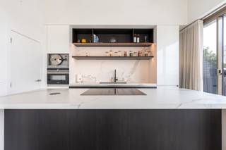 Luxe penthouse appartement op wandelafstand van het MAS, het Red Star Line Mueum, gezellige terrassen, hippe restaurants.Indeling:U betreedt het...