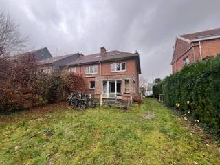 Deze ruime woning bevindt zich op een gunstige ligging vlakbij Gasthuisberg en IMEC,centrum Leuven, winkels, scholen, openbaar vervoer, E40 en...