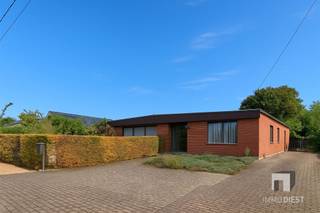 Welkom in deze charmante GELIJKVLOERSE woning gelegen in het rustige Tessenderlo-Ham. De woning zonder trappen is klaar voor een frisse update...