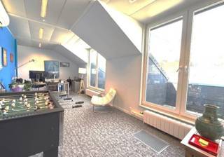 Bel espace de bureau lumineux idéalement situé au coeur du quartier européen et à côté de la place du Luxembourg.Nombreuses facilités dans les...