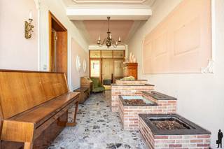 Altijd al gedroomd van een woning die volledig naar eigen smaak gerenoveerd kan worden, gecombineerd met een ruime werk- of polyvalente ruimte? Dan biedt deze eigendom heel wat mogelijkheden. Dankzij de charmante uitstraling, en de royale volumes vormt dit een ideale basis voor wie ruimte en potentieel zoekt. De woning kan zeker interessant zijn als stockageruimte voor een zelfstandige activiteit. <br /><br />Gelijkvloers<br />- Zeer ruime inkomhal<br />- Gezellige leefruimte met eetplaats<br />- Extra aparte eetruimte<br />- Keuken<br />- Berging<br />- Veranda met zicht op de tuin<br />- Zeer ruime polyvalente ruimte, volledig vrij in te richten naar eigen wensen, ideaal als werkruimte, hobbyruimte, atelier, opslag of praktijkruimte<br /><br />Eerste verdieping<br />- 3 volwaardige slaapkamers<br />- Badkamer<br />- Zolder <br /><br />Algemeen<br />- Totale bewoonbare oppervlakte 245 m²<br />- EPC F – renovatieverplichting van toepassing<br />- Elektrische installatie niet conform<br />- Mogelijkheid om volledig af te werken naar eigen smaak<br />- Veel potentieel dankzij de grote bewoonbare oppervlakte en polyvalente indeling<br /><br />Een eigendom boordevol mogelijkheden voor wie op zoek is naar ruimte, karakter en de vrijheid om een woning volledig naar eigen hand te zetten.