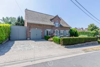 Deze knappe open bebouwing is gelegen op een <strong>prachtige locatie</strong> in Temse, waar u geniet van een rustige en groene omgeving, terwijl alle dagelijkse voorzieningen zich op korte afstand bevinden.<br /><br />Via de enorm charmante inkomhal betreedt u de woning, die u verwelkomt in een <strong>aangename en lichtrijke woonkamer</strong> met aansluitende <strong>veranda</strong>. Deze extra leefruimte vormt de ideale plek om het hele jaar door te genieten van het <strong>prachtige uitzicht</strong> op het omliggende groen. De geïnstalleerde <strong>keuken </strong>is praktisch ingericht en meteen gebruiksklaar.<br /><strong>Op het gelijkvloers</strong> bevinden zich verder <strong>twee volwaardige slaapkamers</strong>, een verzorgde <strong>badkamer</strong>, een apart gastentoilet en een<strong> ruime garage</strong> met aansluitende wasplaats en technische ruimte.<br /><br />Een absolute meerwaarde van deze woning is de <strong>eerste verdieping</strong>. Deze werd reeds volledig voorbereid en biedt tal van mogelijkheden om volledig naar eigen wens ingericht te worden. Dankzij de royale oppervlakte <strong>kunnen</strong> <strong>hier zonder moeite nog vier extra slaapkamers </strong>worden gecreëerd<strong>, </strong>al leent deze verdieping zich evengoed tot een <strong>combinatie van een hobbyruimte, bureel, speelkamer of extra leefruimte</strong>. Ideaal voor wie op zoek is naar een woning die moeiteloos kan meegroeien met de noden van vandaag én morgen.<br /><br />Ook <strong>buiten is het aangenaam vertoeven</strong>. De onderhoudsvriendelijke tuin is niet groot doch geniet u van <strong>volledige privac</strong>y en kijkt u op een groene long. <br /><br /><strong>Belangrijk om te weten</strong> is dat er een eventuele mogelijkheid bestaat om nog een stukje grond achteraan bij te kopen. Wij lichten u dit graag toe.<br /><br />Wenst u een bezoek in te plannen voor deze prachtige woning? Bel voor info of een vrijblijvend bezoek naar 03 502 98 74 of mail naar kristof@claves.be.