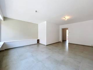 Dit instapklaar appartement bevindt zich op de eerste verdieping en heeft een bewoonbare oppervlakte van 87 m². Hier geniet u van een centrale ligging in Oudenaarde, op wandelafstand het station en winkels. <br /><br />Het appartement werd gerenoveerd in 2026 en is voorzien van o.a. een nieuwe vloeren, badkamer, keuken en gasketel. Het dak van het gebouw werd ook vernieuwd. <br /><br />INDELING VAN HET APPARTEMENT: <br />* inkomhal<br />* lichtrijke leefruimte <br />* nieuwe keuken (toestellen worden nog geplaatst door de verkopers) met berging <br />* slaapkamer 1<br />* slaapkamer 2<br />* badkamer met inloopdouche <br /><br />ALGEMENE INFORMATIE:<br />* centrale verwarming op aardgas<br />* gunstig EPC B<br />* verplichte aankoop van een garagebox (niet inbegrepen in de vermelde vraagprijs)<br /><br />Bestuursmaatregelen in het maatregelenregister: nee