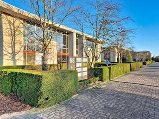 Dit kantorenpark (Latem Business Park) bestaat uit 4 kantoorgebouwen en ligt op een uitstekende locatie die zowel een vlotte bereikbaarheid als een hoge mate aan visibiliteit garandeert. De site is goed bereikbaar met de wagen én met het openbaar vervoer, voor een vlot woon-werkverkeer. Het kantorenpark ligt langs de Kortrijksesteenweg in Sint-Martens-Latem, vlakbij de E40 en E17, en dus op een steenworp van Gent. Het kantoor geniet dankzij de grote raampartijen van veel natuurlijk licht en een groene omgeving. Oppervlakte:- 149 m² - 174 m² - 141 m² - 132 m² - 139 m² - 162 m² Specificaties: - dubbele beglazing- deels landschapskantoor, deels ingedeeld- tapijttegels- verlaagd plafond met ingewerkte lichtarmaturen- energiezuinig koeling- en verwarmingssysteem (warmtepomp)- centrale verwarming op aardgas- airconditioning- kabelgoten- kitchenette- sanitairBent u geïnteresseerd in dit bedrijfsvastgoed bestaande uit kantoren te huur in Sint-Martens-Latem? Aarzel dan niet om ons te contacteren via 09 245 35 35.