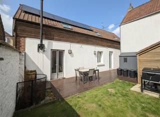 SOUS OPTION Saintes, dans une rue campagnarde paisible non loin des axes vers Bruxelles, belle maison de style fermette entièrement rénovée avec...