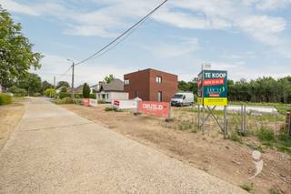 <p><span>Moderne casco nieuwbouwwoning te Langdorp </span></p><p><span> </span></p><p><span>Deze moderne houtskelet woning bevindt zich langs Het Hazepad te Langdorp. </span></p><p><span>Energiezuinigheid, kwalitatieve materialen en hedendaagse ruimtes zijn de voornaamste eigenschappen van deze woning.</span></p><p><span> </span></p><p><span>Via de inkomhal met ruimte voor vestiaire en een gastentoilet komt u binnen in de ruime leefruimte.</span></p><p><span> </span></p><p><span>Op de eerste verdieping zijn 3 ruime slaapkamers, een badkamer en een apart toilet voorzien.</span></p><p><span>De drie slaapkamers genieten allemaal van een mooie oppervlakte. Zo beschikt de ruime masterbedroom (16,1m²) over haar eigen dressing. </span></p><p><span> </span></p><p><span>Ook aan extra opbergruimte geen gebrek. In de technische bergruimte is tevens ook plaats en aansluiting voorzien voor uw wasmachine en/of droogkast. </span></p><p><span> </span></p><p><span>*</span><span>"Hazepad" is momenteel in ontwikkeling en belooft bij voltooiing een prachtige woonplek te zijn. Aankoop onder het BTW-tarief van 21% op de constructie, 12% registratierechten op de aankoop van de grond.</span><span> </span></p><p><span> </span></p><p><span> </span></p><p><span>In de fotoreportage kan u de verdere afwerking van de reeds verkochte woning terugvinden te Hazepad 7B Langdorp. </span></p><p><span>Indien u graag deze woning komt bezichtigen aarzel dan zeker niet om ons te contacteren voor een afspraak.</span></p><p><span>Zo krijgt u een tastbaar idee/beeld van de mogelijkheden bij aankoop van het Hazepad 7A te Langdorp, volledig afgewerkt of casco. </span></p><p><span> </span></p><p><span>Indien u wenst kan deze woning ook volledig afgewerkt worden, dit met oog voor detail en kwalitatieve materialen. </span></p><p><span> </span></p><p><span>Benieuwd naar deze woningen? Maak snel een afspraak via 0470 55 64 24 of <span>info@immolivit.be</span></span><span> </span></p><p><span> </span></p>