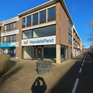 Ontdek dit uitstekend gelegen handelspand op de Burg in het centrum van Torhout, eenlocatie met sterke visibiliteit en passage. Het pand is momenteel...