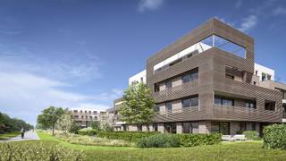 Reeds 45% verkocht van fase 1!
Na de succesvolle start van fase 1 is nu ook fase 2 van Polderpark beschikbaar.
Polderpark is een toekomstgericht woonproject waar comfortabel wonen en rust perfect samenkomen. U geniet hier van een groene woonomgeving met zicht op de polders, terwijl alle voorzieningen binnen handbereik zijn. Met scholen, winkels en sportfaciliteiten vlakbij én een vlotte bereikbaarheid via de A12 en omliggende steden, woont u hier op een toplocatie.
De appartementen zijn volledig futureproof en voldoen aan de nieuwste normen op het vlak van isolatie, ventilatie en regenwaterrecuperatie. Zo geniet u niet alleen van een hoog wooncomfort, maar ook van lage energiekosten.
U heeft de keuze uit een gevarieerd aanbod van 1-, 2- en 3-slaapkamerappartementen, stuk voor stuk ontworpen met oog voor licht, ruimte en praktisch wooncomfort. Of u nu alleen woont, met z’n tweeën of met het gezin — hier vindt u gegarandeerd een woning die bij u past. Bovendien zijn er ruime budgetten voorzien voor vloeren, badkamer en keuken, zodat u uw appartement volledig naar eigen smaak en stijl kan inrichten.
Elke wooneenheid beschikt over een ruim terras, waar u optimaal kan genieten van de zon en het buitenleven. In de ondergrondse verdieping zijn autostaanplaatsen, private bergingen en een fietsenstalling voorzien.
De vermelde prijzen zijn exclusief de aansluitingskosten voor nutsvoorzieningen en de kosten verbonden aan het aandeel in de basisakte.
Interesse? Het gepubliceerde aanbod is slechts een greep uit de mogelijkheden. Contacteer ons via 0479/80.40.97 of lauren@vastgoed03.be
en ontdek het volledige aanbod, de plannen en het lastenboek tijdens een persoonlijk gesprek.