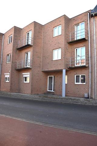 Disponible à partir du 1er octobre. Pour plus d'informations ou une visite, envoyez un e-mail à matthias@colorcasa.be.Joli appartement au...