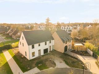 Wonen in het groen, met alles dichtbij: Smeskeshof in Waregem is een kleinschalig nieuwbouwproject met moderne, landelijk geïnspireerde woningen waar ruimte en comfort centraal staan.Elke woning beschikt over 3 of 4 volwaardige slaapkamers en is ontworpen om mee te groeien met je gezin. Extra troef: de zolderverdieping kan je naar wens afwerken tot een 4e of zelfs 5e slaapkamer, hobbyruimte, bureau of speelzolder.Dankzij de nieuwste technieken geniet je van hedendaags wooncomfort en een energiezuinige toekomst. De indeling is praktisch en licht, met aangename leefruimtes en een warme, tijdloze uitstraling.Waarom kiezen voor Smeskeshof?- Moderne, landelijke architectuur- 3 of 4 slaapkamers, uitbreidbaar via zolder- Nieuwste technieken en hedendaags wooncomfort- Rustige ligging in Waregem, met vlotte bereikbaarheidOntdek jouw nieuwe thuis in Smeskeshof; waar stijl, ruimte en toekomstgericht wonen samenkomen. Neem contact op voor plannen, prijzen en beschikbaarheden.