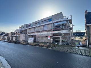 Zeer ruim 2 slaapkamer appartement (penthouse) voorzien van alle comfort, oa. warmtepomp, vloerverwarming, zonnepanelen enz.Bewoonbare oppervlakte...