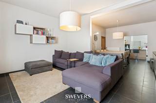 Voor meer info en foto’s, surf naar www.swevers.be – Deze ruime halfopen bebouwing aan de Motstraat 12 in Beringen combineert een rustige ligging met een vlotte bereikbaarheid nabij het centrum. Met een bewoonbare oppervlakte van 252 m² op een perceel van 561 m² biedt deze woning tal van mogelijkheden voor gezinnen, zelfstandigen of wie wonen en werken wil combineren. Op het gelijkvloers verwelkomt de inkomhal u in de gezellige woonkamer, gevolgd door een ruime keuken die het centrale hart van de woning vormt. Verder vindt u hier een badkamer met ligbad, wc, een douche en een wasplaats. Er is op deze verdieping nog een apart toilet, een slaapkamer en een veelzijdige hobbyruimte die perfect kan dienen voor een zelfstandige activiteit of extra leefruimte. Bovendien zijn er interessante uitbreidingsmogelijkheden aanwezig. De eerste verdieping van het hoofdgebouw beschikt over twee ruime slaapkamers en de eerste verdieping van de bijbouw beschikt over twee grote hobbykamers die eenvoudig kunnen worden ingericht als extra slaapkamers, bureau, speelkamer of hobbyruimte. Een afzonderlijk toilet zorgt ook hier voor extra comfort. Via een vaste trap in het hoofdgebouw bereikt u de ruime zolder van circa 39 m², ideaal als bergruimte of voor verdere invulling naar wens. Buiten geniet u van een aangename tuin met noordoostelijke oriëntatie waar rust, privacy en ontspanning centraal staan. De carport van 22 m² vormt een bijkomende troef. De ligging is bijzonder praktisch met winkels, openbaar vervoer en scholen op wandelafstand. Ook ontspanningsmogelijkheden en de snelweg bevinden zich vlakbij, wat zorgt voor een uitstekende bereikbaarheid. Deze karaktervolle woning biedt veel ruimte, flexibiliteit en toekomstpotentieel dankzij de combinatie van woonruimte, hobbykamers, handelsruimte, garage en uitbreidingsmogelijkheden. Voor meer informatie, bel 011 255 155. Bron bewoonbare oppervlakte: EPC – verslag. Dit pand is onderworpen aan de renovatieverplichting van de Vlaamse overheid voor residentiële gebouwen (behoudens bij sloop binnen 5 jaar na de aankoop). Consulteer voor meer informatie de website van het Vlaams Energie- en Klimaatagentschap via https://www.vlaanderen.be/een-huis-of-appartement-kopen/renovatieverplichting-voor-residentiele-gebouwen.
