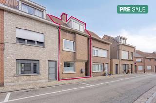 TE KOOP: woning met 4 slaapkamers, 2 badkamers, grote Zuid-Oostgerichte tuin met 2 autostaanplaatsen.<br /><br />Indeling:<br />gelijkvloers:<br />- inkomhal met ingemaakte kast en gastentoilet<br />- volledig uitgeruste keuken <br />- lichtrijke woonkamer voorzien van airco<br /><br />-1:<br />- keuken met keukeneiland<br />- badkamer met inloopdouche en ligbad<br />- toilet<br />- ruime berging<br />- grote Zuid-Oostgerichte tuin met 2 autostaanplaatsen en servitudeweg<br /><br />eerste verdieping: <br />- Master Bedroom (ca 13m²) met terras<br />- slaapkamer 2 (ca 8m²)<br />- badkamer met douche, toilet en aansluiting voor wasmachine<br /><br />tweede verdieping:<br />- slaapkamer 3 (ca 13m²) voorzien van airco<br />- slaapkamer 4 (ca 10m²)<br /><br />Bijzonderheden:<br />- airco's aanwezig<br />- 2 autostaanplaatsen<br />- gerenoveerd in 2008<br />- woonkamer is voorzien van screens<br />- grote Zuid-Oostgerichte tuin<br />- gunstige EPC score<br />- zeer rustige ligging, vlakbij natuurdomein De Walenhoek<br />- servitudeweg achteraan<br /><br />Bent u geïnteresseerd in dit vastgoed te koop in Niel? Aarzel dan niet om contact met ons op te nemen.<br />Wenst u uw eigendom ook te koop of te huur te stellen? Steeds tot uw dienst om u verder te helpen met al uw vragen over vastgoed!<br /><br />De eigendom wordt aangeboden via de Pre-sale formule. Op 23/09/2026 tussen 13:00 en 17:00 kan u het huis op afspraak komen bezichtigen en een bod uitbrengen. De vermelde prijs is een instelprijs. Voor meer info, gelieve contact op te nemen met de dossierverantwoordelijke.<br /><br />Bestuursmaatregelen in het maatregelenregister: nee