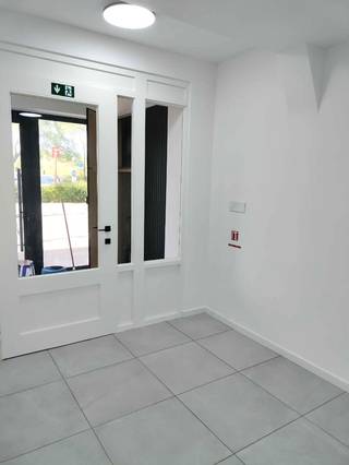 nstapklaar handelspand te koop in Kapelstraat 307 te BredeneIn de Kapelstraat bieden wij dit volledig vernieuwde (handels)pand aan met een nuttige...