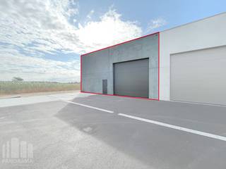 Nieuwbouw KMO-unit van 326 m² en 1 privatieve parkeerplaats te koop in Aartrijke.<br /> <br />De geïsoleerde <strong>casco magazijnruimte</strong> (brandklasse C) is opgebouwd uit een staalconstructie in combinatie met geïsoleerde gladde prebaf betonpanelen met een vrije hoogte van +/- 6 m, toegankelijk via sectionaalpoort (4,50 m B x 4,50 m H) met afzonderlijke toegangsdeur. Verder is de loods voorzien van o.a. een lichtstraat met rookluik, polybetonvloer, een regenwaterput (6.500 L) en een septische put. Aansluitingen van nutsvoorzieningen (water, elektriciteit (40A- 3 fasig 400 V), distributie, telefonie en internet) zijn reeds geplaatst. Onmiddellijk beschikbaar bij akte.<br /><br />De unit maakt deel uit van het nieuwbouw KMO-project "<strong>LAKEBOS</strong>" bestaande uit 8 KMO-units met oppervlakte van +/- 192 m² tot 326 m².<br />De dakstructuur laat het toe zonnepanelen te plaatsen (15 kg/m²). Ruime parkeer- en manoeuvreerruimte op de site.<br /><br />Uitermate goed gelegen op amper 450 m van de bedrijvige Aartrijksestraat met vlotte verbinding naar de Torhoutsesteenweg en de op- en afrit 11 Ruddervoorde van de E403.<br /><br />Contacteer <strong>PANORAMA B2B</strong> voor bijkomende (technische) inlichtingen, plannen of een vrijblijvend plaatsbezoek op het nummer <strong>050 300 800.</strong>
