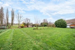 Vous n’avez pas peur des travaux et recherchez un bien à fort potentiel dans un environnement calme ? Cette maison offre de nombreuses possibilités...