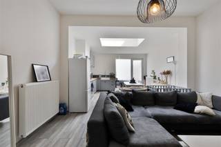 Welkom in deze charmante woning gelegen in het hart van Aalst. Met een bewoonbare oppervlakte van 115m² en een perceeloppervlakte van 140m², biedt deze goed onderhouden woning alles wat u nodig heeft voor comfortabel wonen. Bij binnenkomst wordt u verwelkomd door een lichte inkomhal die leidt naar de ruime leefruimte. De open indeling van de woonkamer en eetkamer creëert een gezellige en uitnodigende sfeer. Dankzij het grote dakraam baadt de ruimte in natuurlijk licht, wat een warme ambiance versterkt. De moderne keuken is volledig uitgerust en voorzien van stijlvolle kasten en werkbladen, ideaal voor de kookliefhebber. Grote openslaande deuren leiden naar de charmante achtertuin, waar u kunt ontspannen en genieten van de buitenlucht. De tuin biedt voldoende ruimte voor buiten dineren en tuinieren. De eerste verdieping herbergt een comfortabele slaapkamer en de badkamer, stijlvol en praktisch ingericht, met een stijlvolle wastafel en een moderne inloopdouche. Hier kunt u heerlijk ontspannen en genieten van uw moment van rust. De overige kamers op de 2de verdieping zijn flexibel inzetbaar als kinder-, logeer-, of bureauruimte. Hoewel de woning geen garage heeft, is er voldoende parkeergelegenheid in de directe omgeving. Met zijn centrale ligging geniet u van de nabijheid van winkels, scholen en openbaar vervoer, waardoor deze woning ideaal is voor gezinnen en jonge professionals. Mis deze kans niet om deze prachtige woning in Aalst te bezichtigen. Uw nieuwe thuis wacht op u!