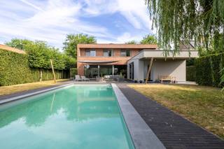 Deze moderne villa met 4slk en 2bdk, ruim zwembad en grote garage op een groen perceel van 1.282m² gelegen in een doodlopende straat op een steenworp van het bruisende centrum van Hoogstraten, scholen, Horeca, ontspanning en sport.<br /><br />Indeling:<br />Gelijkvloers:<br />- Inkomhal met vestiairekast en gastentoilet<br />- Zeer ruime woonkamer met eetkamer<br />- Open luxe leefkeuken<br />- Berging<br />- Badkamer vlak aan de achterdeur/zwembad<br /><br />Verdieping:<br />- 4 slaapkamers met toegang tot een terras<br />- Badkamer<br />- Berging<br />- Nachthal<br /><br />Dubbele garage met dubbele carport achteraan het perceel<br /><br />Bijzonderheden:<br />- Zwembad 13x5m met elektrische roldek<br />- Massieve parket- en natuurstenen vloeren<br />- 2022: 5460Wp zonnepanelen met batterij van 10kwp<br />- Achterbouw is nadien aangebouwd