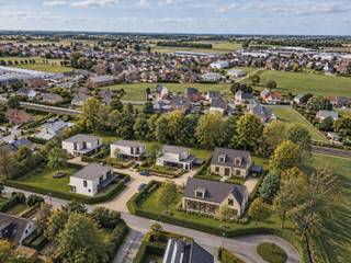Op een prachtige groene ligging in het kleinschalige project Kastanjeveld bevindt zich deze ruime nieuwbouwvilla op een perceel van 1.567m². De woning combineert hedendaags wooncomfort met veel licht, ruimte en een doordachte indeling.<br /><br />De gelijkvloerse verdieping werd ontworpen met veel aandacht voor openheid en natuurlijke lichtinval. Dankzij de grote raampartijen geniet de leefruimte van een aangenaam contact met de tuin. Naast de ruime woon- en eetkamer met open keuken is er ook een afzonderlijke bureauruimte, ideaal voor thuiswerk.<br /><br />Op de verdieping bevinden zich vier volwaardige slaapkamers. De master bedroom beschikt over een aansluitende dressing en private badkamer, waardoor een comfortabele privésuite ontstaat. Voor de overige slaapkamers is er een tweede, afzonderlijke badkamer voorzien.<br /><br />Deze luxueuze villa kan volledig naar eigen smaak worden afgewerkt waarbij gebruik gemaakt wordt van kwalitatieve materialen en de nieuwste technieken. Er kan zowel een landelijke stijl als een moderne stijl toegepast worden.<br /><br />Dit alles in de rustige, bosrijke omgeving, in een doodlopende straat en op fietsafstand van het centrum en de winkels van Veldegem.<br /><br />Er rust geen bouwverplichting op dit project.