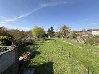 <p><span>SOUS OPTION Tubize, proche du centre ville et de toutes les facilités dont la gare, les transports et les écoles, belle maison entièrement rénovée avec de belles matières et joli jardin. La maison se compose d'un bel hall d'entrée carrelé de 8 m² vers le grand séjour de 35 m² très lumineux et son espace salle à manger avec jolie cuisine Ixina ouverte toute équipée de 16 m² vers la terrasse et le jardin. Salle de bain de 8 m² équipée d'une baignoire, d'une douche, d'un meuble simple vasque, d'un radiateur porte serviettes, d'une toilette et d'un extracteur. Le jardin est orienté plein sud, il propose une terrasse carrelée, il est clôturée et profite d'une cabane. A l'étage, via le hall de nuit, deux grandes chambres de 19 et 15 m² et deux autres chambres de 13 m² chacune sous vélux avec rangements dans les combles à l'étage supérieur. Grenier de rangement et caves. Double vitrage pvc et volets. Électricité conforme. PEB C. Faire offre à partir de 310.000€. Infos et visites au 02/355.50.55.</span></p>