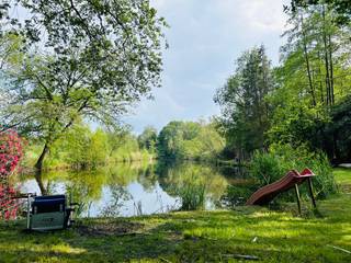 Droom je van je eigen stukje natuur, ver weg van de drukte? Ontdek dit prachtig gelegen perceel natuurgrond in Oud-Turnhout, waar rust, groen en water samenkomen tot een unieke buitenkans.
Het terrein ligt verscholen tussen het groen en grenst aan het kanaal Dessel - Schoten. Je geniet hier in alle privacy van rust en natuur: ideaal voor wie wil onthaasten of op zoek is naar een stille plek voor vissen, zwemmen of natuurobservatie. De fijne ligging aan de vaart is een ideaal uitgangspunt voor mooie fietstochten in de regio.
Het perceel omvat drie vijvers. De grootste vijver beschikt over een groot visbestand : graskarper, schubkarper, paling, snoek, lauw, voorn.
De tweede vijver doet dienst als kweekvijver, met ook hier een divers visbestand.
De derde vijver, is een poel, bestemd voor eenden en amfibieën.
Het perceel is voorzien van een elektriciteitsaansluiting, en toilet.
Bovendien is het domein grotendeels omheind, wat zorgt voor extra veiligheid en privacy.
Dankzij de oriëntatie is het perceel perfect voor zonliefhebbers. De avondzon over het water creëert een idyllische sfeer.
In de zomer zorgt het water voor heerlijke verkoeling tijdens zwempartijtjes. Ook in de herfst en in de winter is het heerlijk vertoeven met marshmallows op het vuur en knallende popcorn.
Een klein paradijsje van rust in deze hectische wereld.
Het terrein is geschikt voor dagrecreatie, het is niet toegestaan een chalet te plaatsen.
We verkopen, omdat de afstand voor ons net iets te groot is om er voldoende gebruik van te maken.
Kadastraal perceelnummer: C38b4, zie kaart.
Oppervlakte: 8.306 m²
Bestemming: Natuurgrond
KI : NVT
Toegankelijk vanaf de openbare weg.
Voor meer informatie bel 0486609157 of stuur een mail naar Tom.van.bogaert@telenet.be
Bezichtiging na afspraak